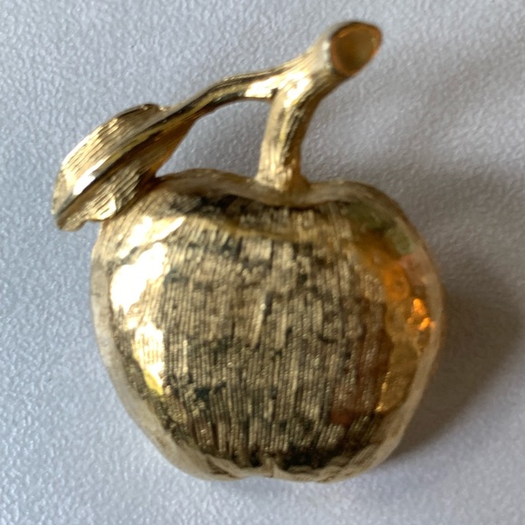 Les Bernard Inc Vintage Goldtone Apple Brooch - Picture 1 of 7
